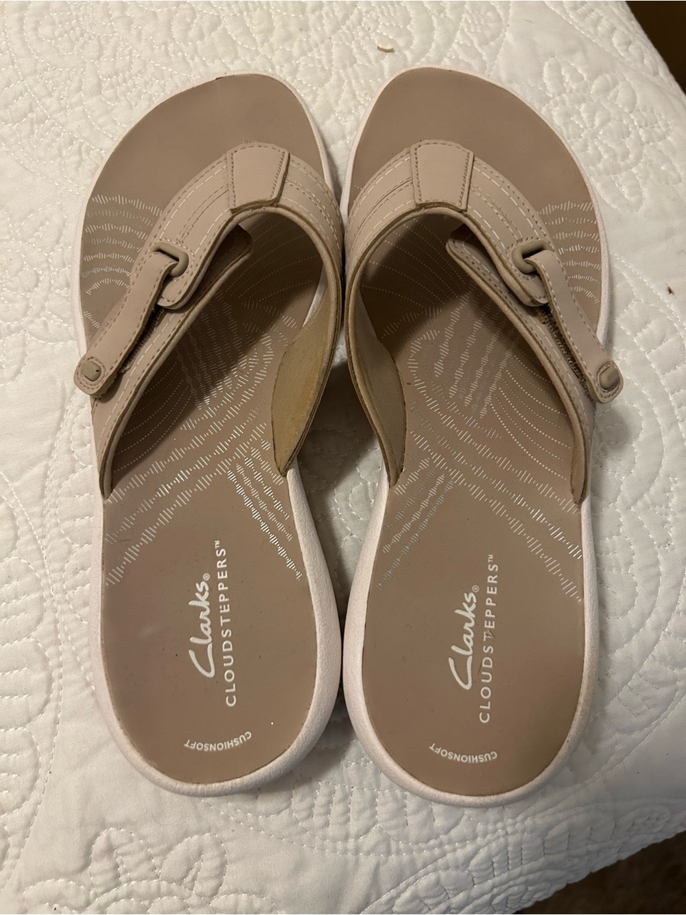Clarks Cloudsteppers Women's Beige Toe-Post Slide Sandals
